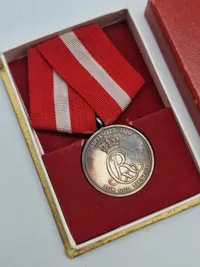 Original fortjenst medalje af sterlingsølv med æske - Christian X