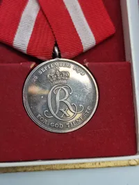 Original fortjenst medalje af sterlingsølv med æske - Christian X