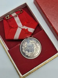 Original fortjenst medalje af sterlingsølv med æske - Christian X