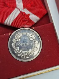 Original fortjenst medalje af sterlingsølv med æske - Christian X