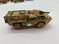 Samling militære legetøjs køretøjer