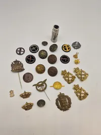 Samling pins og knapper - militære mm.