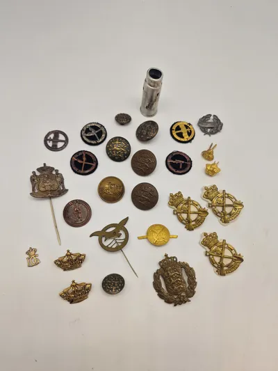 Samling pins og knapper - militære mm.