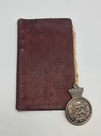 Sjældent dansk politilot fra ww2 med skilt og personlig lommebog
