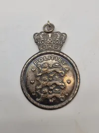 Sjældent dansk politilot fra ww2 med skilt og personlig lommebog