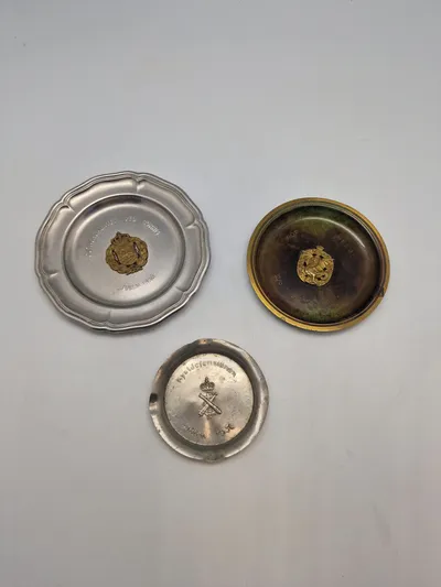 Samling militære plaketter