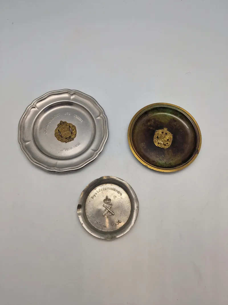 Samling militære plaketter