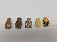 Samling danske regimentsmærker mm.