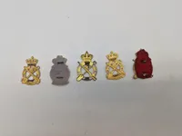 Samling danske regimentsmærker mm.