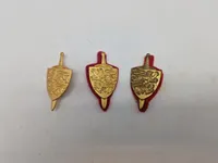 Samling danske regimentsmærker mm.