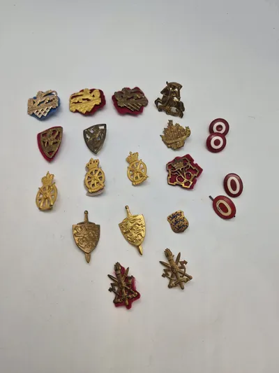 Samling danske regimentsmærker mm.