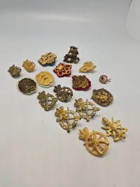 Samling danske regimentsmærker mm.