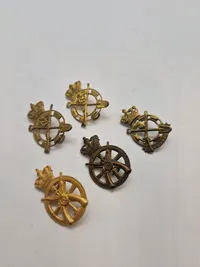 Samling danske regimentsmærker mm.
