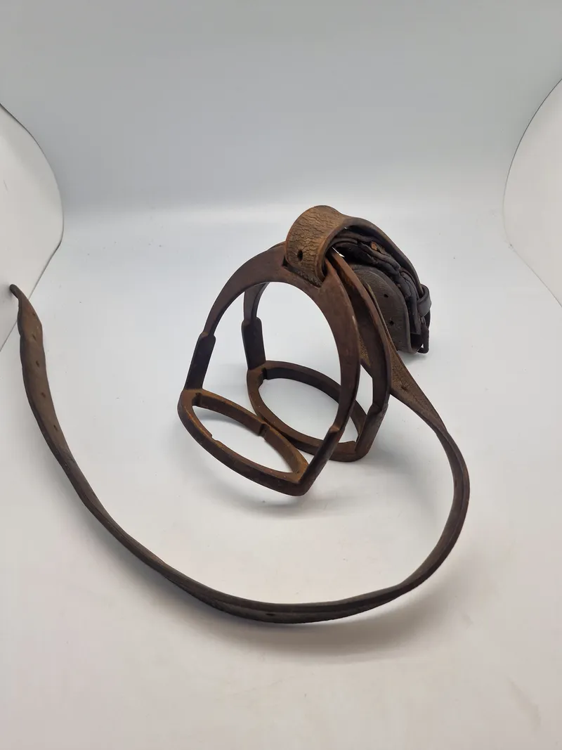 Originale krone stemplede danske militære stigbøjler