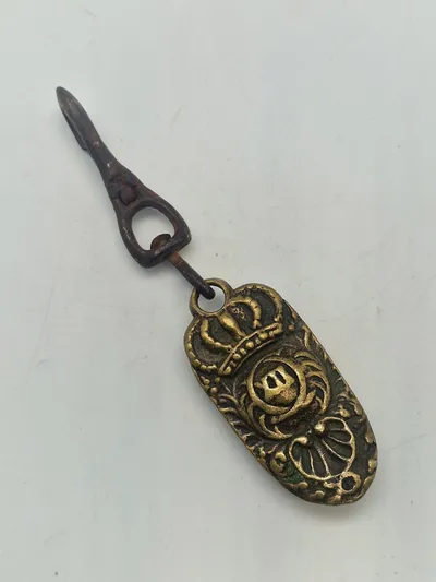Originalt 1700 tals svensk Carl den 12 (1682-1718) seletøjsbeslag, senere omlavet til kniv holder