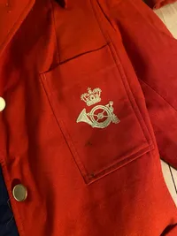 To originale uniforms jakker fra det danske postvæsen
