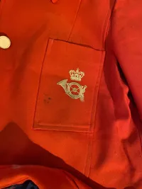 To originale uniforms jakker fra det danske postvæsen