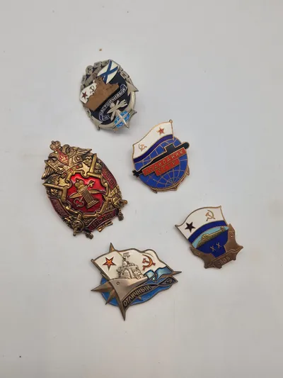 Originale tidlige russiske badges i emalje