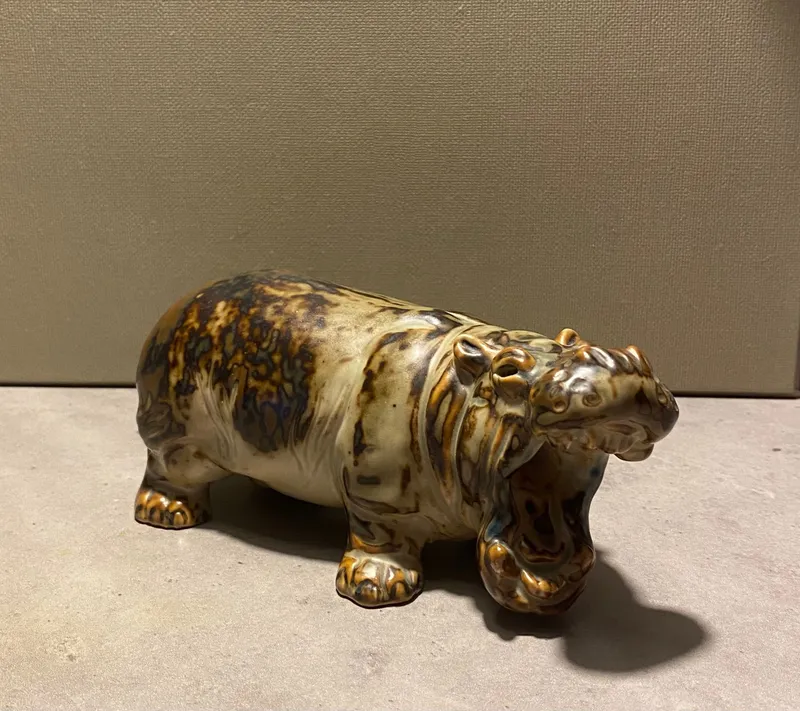 Knud Kyhn Flodhest, Kgl Porcelænsfabrik, 1 sortering fra ca. 1950 med sung glasur.