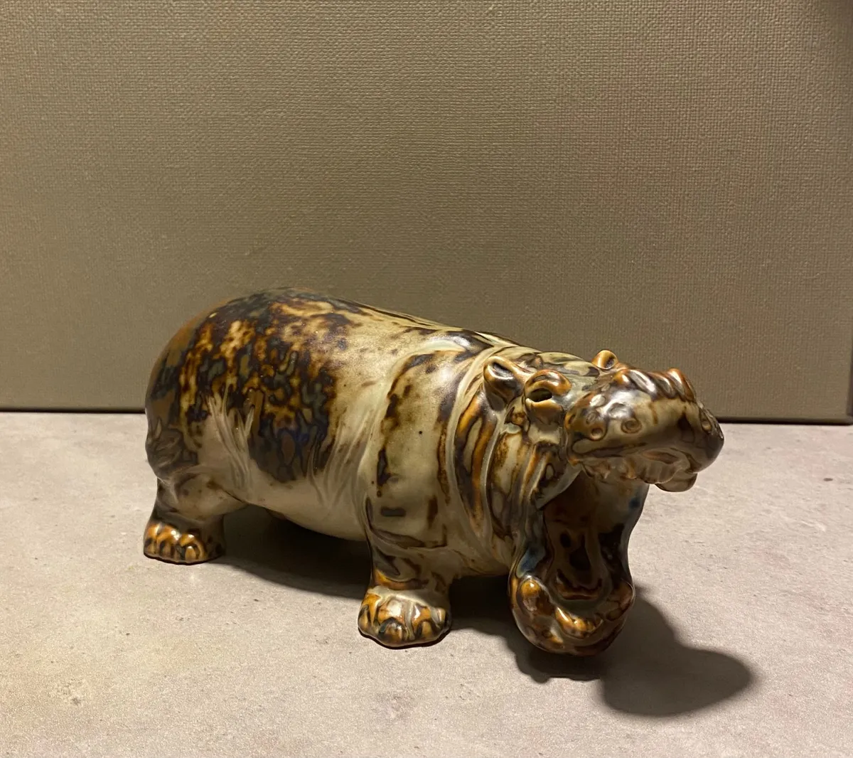 Knud Kyhn Flodhest, Kgl Porcelænsfabrik, 1 sortering fra ca. 1950 med sung glasur.