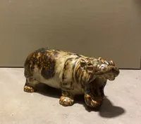Knud Kyhn Flodhest, Kgl Porcelænsfabrik, 1 sortering fra ca. 1950 med sung glasur.