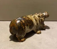 Knud Kyhn Flodhest, Kgl Porcelænsfabrik, 1 sortering fra ca. 1950 med sung glasur.