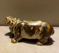 Knud Kyhn Flodhest, Kgl Porcelænsfabrik, 1 sortering fra ca. 1950 med sung glasur.