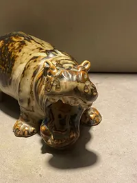 Knud Kyhn Flodhest, Kgl Porcelænsfabrik, 1 sortering fra ca. 1950 med sung glasur.