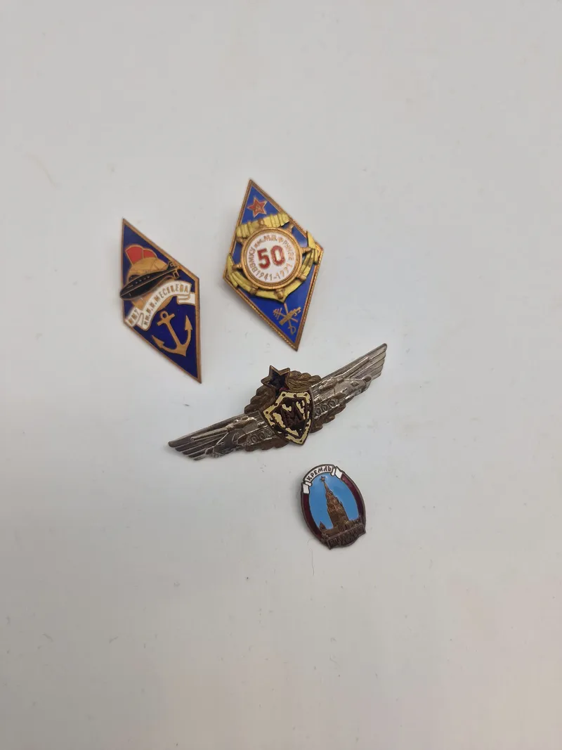 Originale tidlige russiske badges i emalje