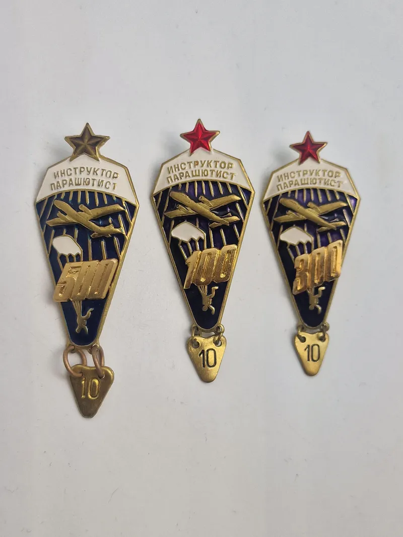 Originale tidlige russiske badges i emalje
