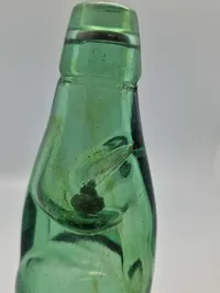 Original Victoria sodavandsflaske i grønt glas med raslende glaskugle i toppen