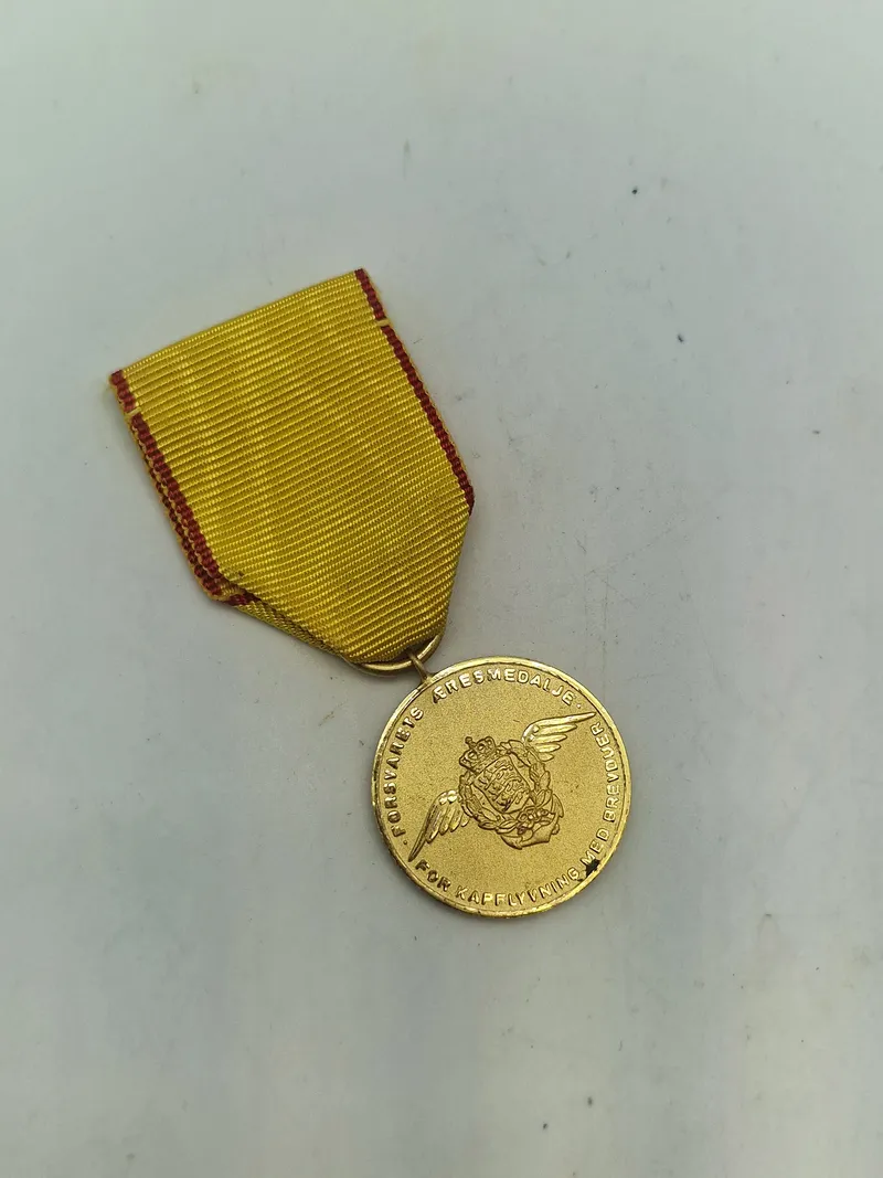 Original æresmedalje fra forsvarets brevdue flyvning “Guld”