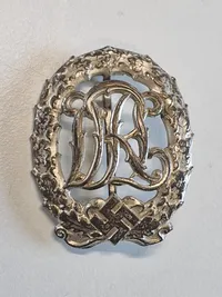 Originalt Deutsches Reichssportabzeichen (DRL) in silber - med fremstiller