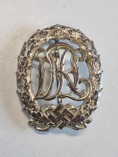 Originalt Deutsches Reichssportabzeichen (DRL) in silber - med fremstiller