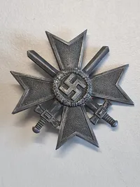 Originalt kriegsverdienstkreuz mit schwertern 1.kl 
Hersteller 4 (Steinhauer & Lück, Lüdenscheid)