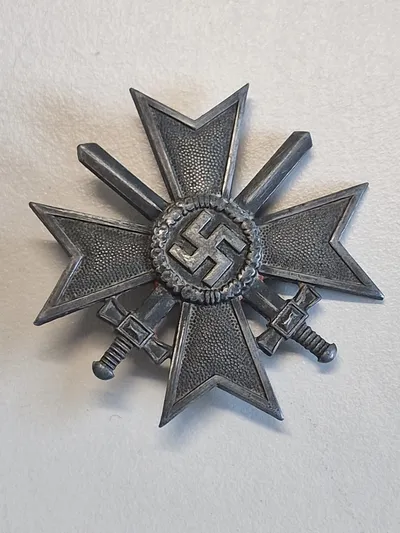 Originalt kriegsverdienstkreuz mit schwertern 1.kl 
Hersteller 4 (Steinhauer & Lück, Lüdenscheid)