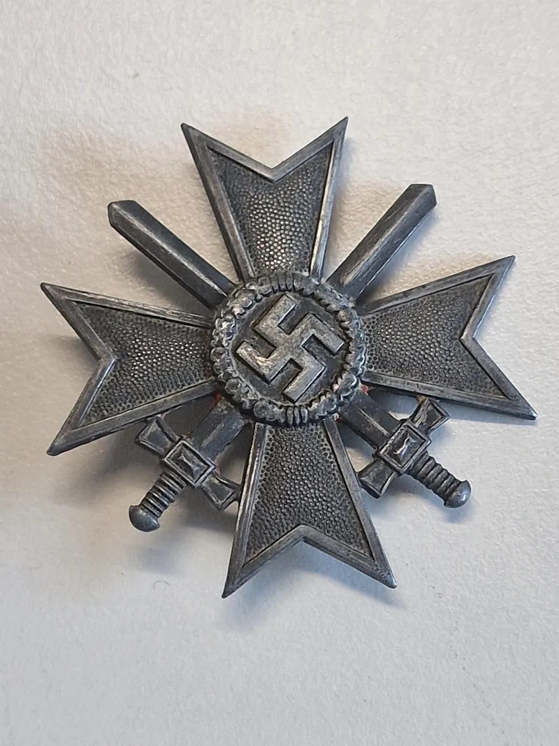 Originalt kriegsverdienstkreuz mit schwertern 1.kl 
Hersteller 4 (Steinhauer & Lück, Lüdenscheid)