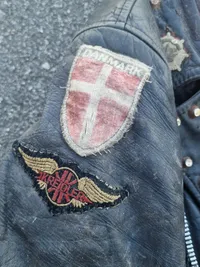 Rocker  læder jakke med mange spændende ting sat på