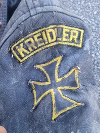 Rocker  læder jakke med mange spændende ting sat på