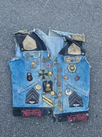 Rocker vest med mange spændende ting sat på