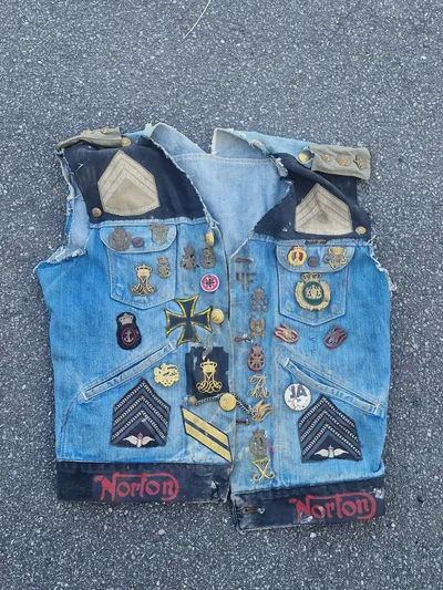 Rocker vest med mange spændende ting sat på
