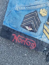 Rocker vest med mange spændende ting sat på