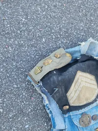 Rocker vest med mange spændende ting sat på