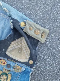 Rocker vest med mange spændende ting sat på