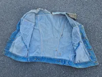 Rocker vest med mange spændende ting sat på