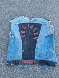 Rocker vest med mange spændende ting sat på