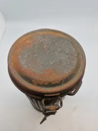 Original navngivet tysk ww2 gasmaske - maske + indhold næsten mint stand. Både maske og beholder er navngiven
