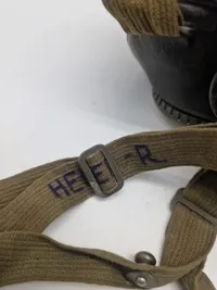 Original navngivet tysk ww2 gasmaske - maske + indhold næsten mint stand. Både maske og beholder er navngiven