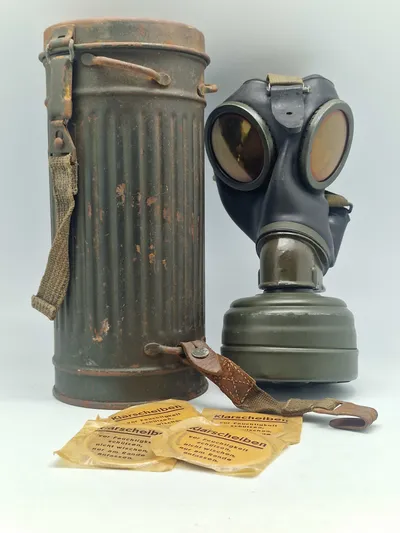 Original navngivet tysk ww2 gasmaske - maske + indhold næsten mint stand. Både maske og beholder er navngiven