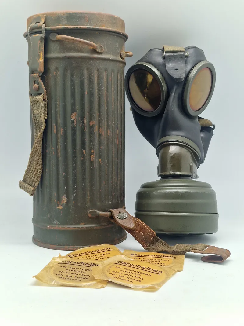 Original navngivet tysk ww2 gasmaske - maske + indhold næsten mint stand. Både maske og beholder er navngiven